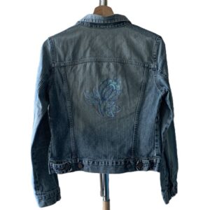 Chaqueta con flor celeste