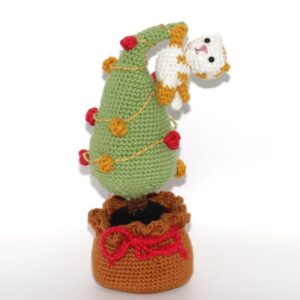 Ataque de Gato Blanco/Beige al árbol Navideño