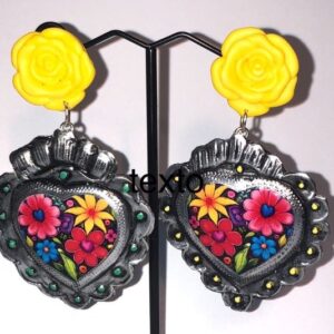 Aros repujados con flores y rosa amarilla