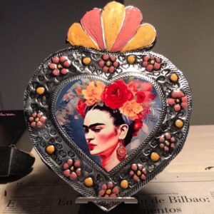 Corazón decorativo Frida Khalo tonos amarillos y rosados