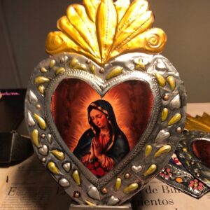 Corazón decorativo amarillo con Virgen orando