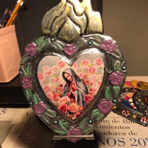 Corazón decorativo con Virgen orando